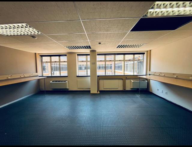 1,300M² OFFICE TO LET IN RANDJESPARK